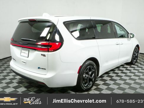 Used 2022 Chrysler Pacifica Touring-L w/ S Appearance Package FWD image 3