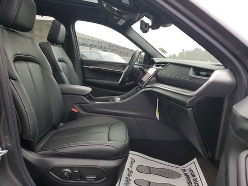 New 2025 Jeep Grand Cherokee Limited w/ Luxury Tech Group II image 24