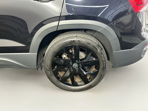 Used 2023 Volkswagen Taos SE w/ Black Wheel Package FWD image 11