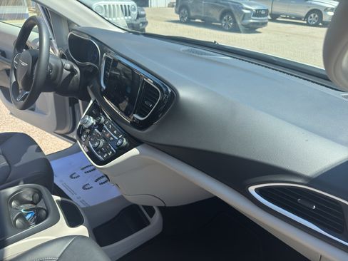 Used 2024 Chrysler Pacifica Touring-L FWD image 39