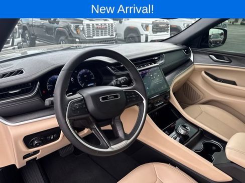Used 2024 Jeep Grand Cherokee Limited AWD/4WD image 11