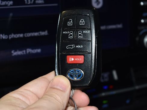 Used 2024 Toyota Sienna XLE FWD image 17