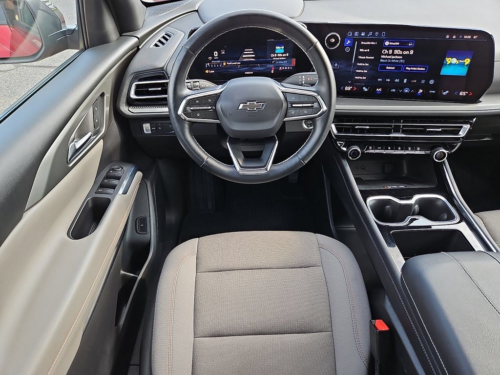 Certified 2025 Chevrolet Traverse LT w/ Midnight/Sport Edition FWD image 11