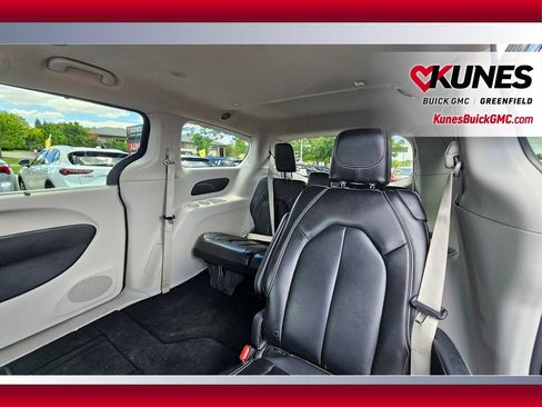 Used 2023 Chrysler Pacifica Touring-L FWD image 15