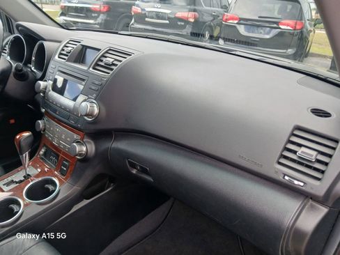 Used 2011 Toyota Highlander Limited w/ Tow Pkg image 16