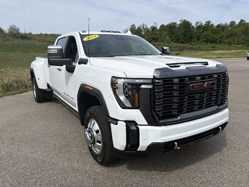 Used 2024 GMC Sierra 3500 Denali Ultimate AWD/4WD image 7