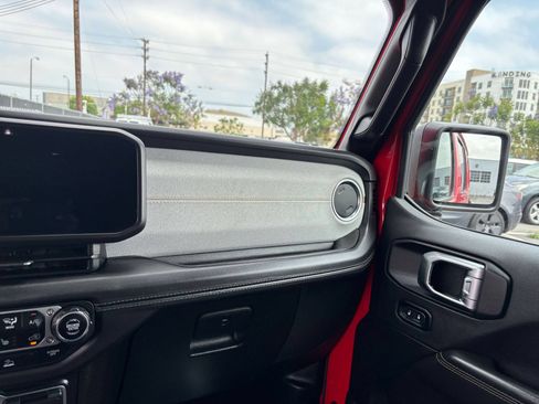 Used 2025 Jeep Wrangler Unlimited Sahara AWD/4WD image 36