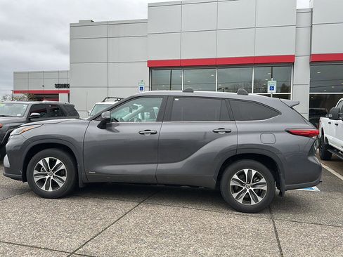 Used 2022 Toyota Highlander XLE image 2