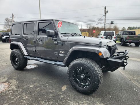 Used 2017 Jeep Wrangler Unlimited Sahara w/ Dual Top Group AWD/4WD image 22