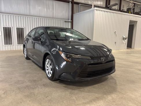 Used 2025 Toyota Corolla LE image 2