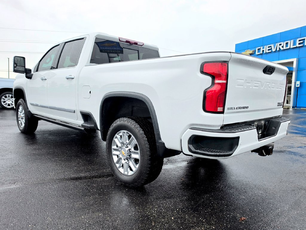 Used 2024 Chevrolet Silverado 2500 High Country w/ High Country Premium Package AWD/4WD image 3