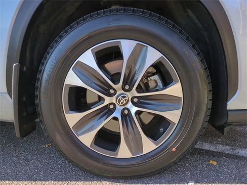 Used 2021 Toyota Highlander XLE image 11