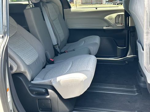 Used 2023 Toyota Sienna LE FWD image 14