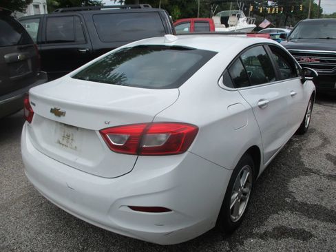 Used 2018 Chevrolet Cruze LT w/ Convenience Package FWD image 4