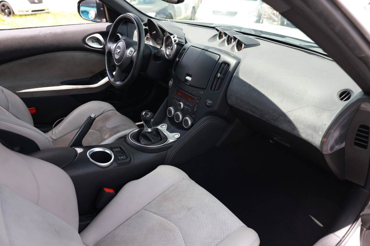 Used 2009 Nissan 370Z Touring RWD image 10