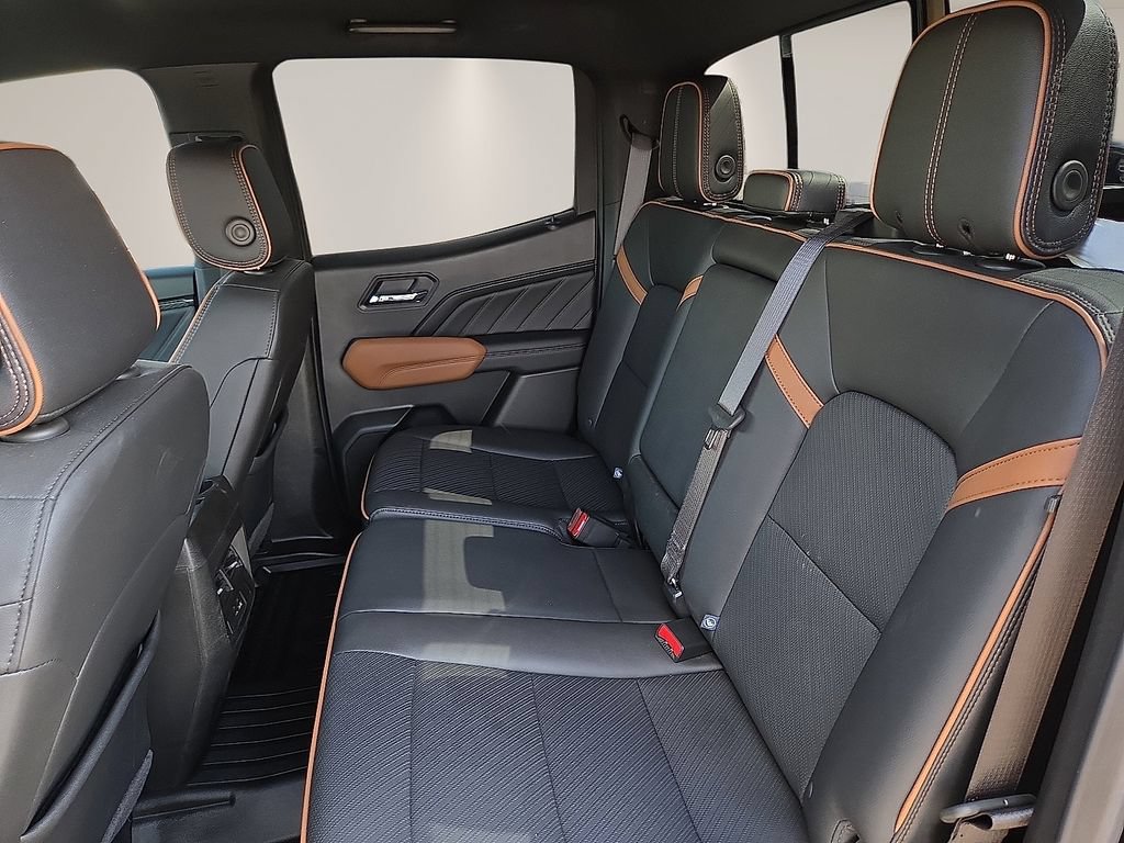 Used 2025 GMC Canyon AT4 w/ AT4 Premium Package AWD/4WD image 11