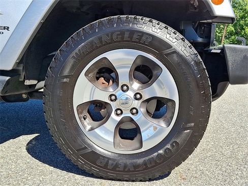 Used 2017 Jeep Wrangler Unlimited Sahara w/ Connectivity Group image 11