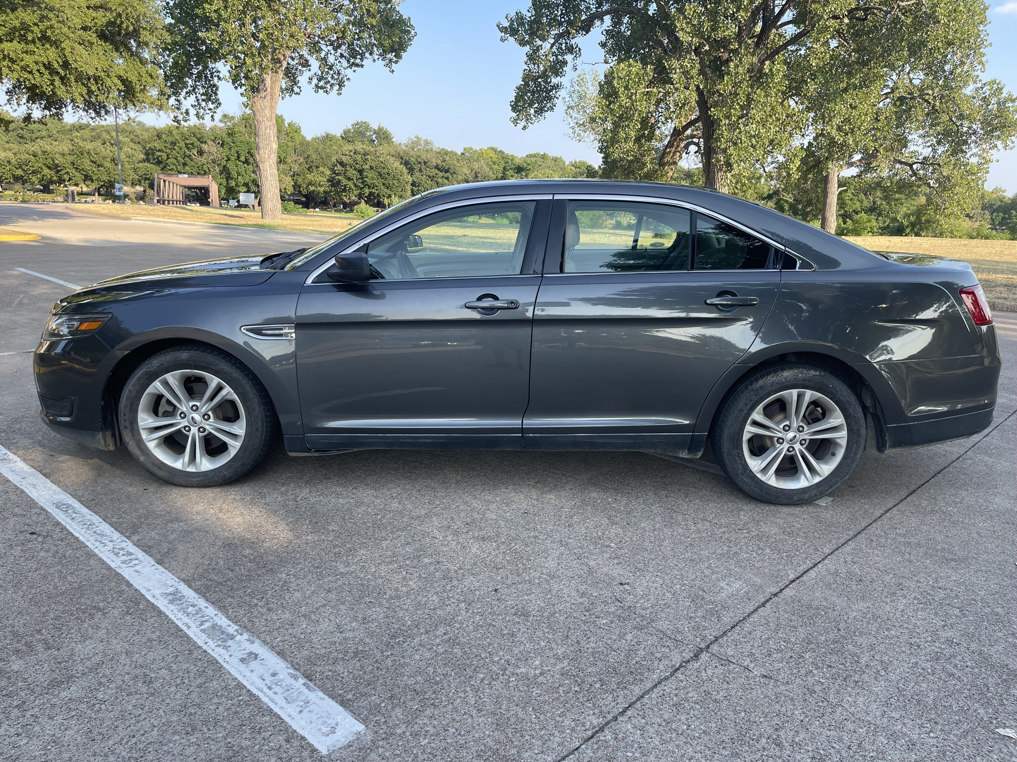 Used 2015 Ford Taurus SE FWD image 8