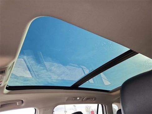 Used 2022 Volkswagen Tiguan SE w/ Panoramic Sunroof Package image 24