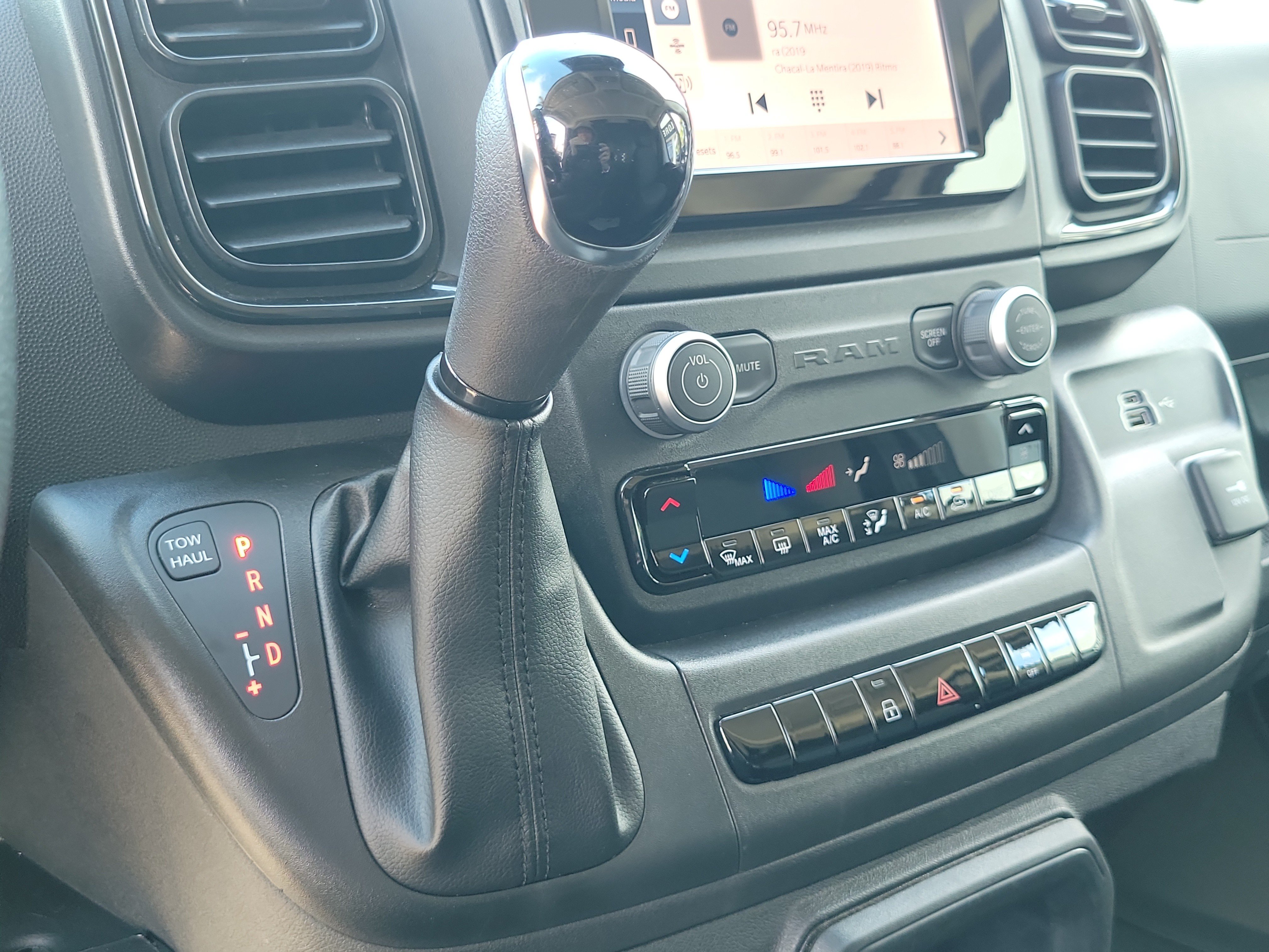 Used 2025 RAM ProMaster 2500 w/ U-Haul Equipment Group FWD image 19