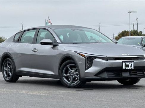 New 2025 Kia K4 LXS image 2