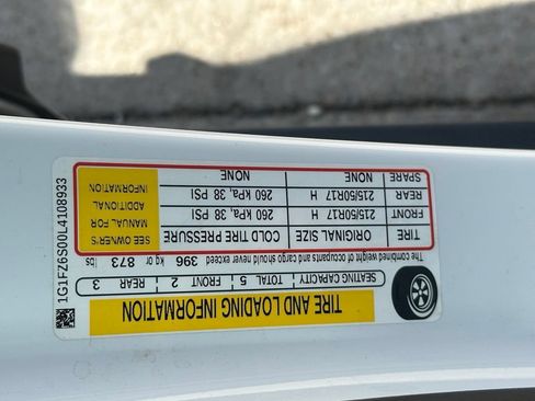 Used 2020 Chevrolet Bolt Premier w/ Infotainment Package FWD image 28