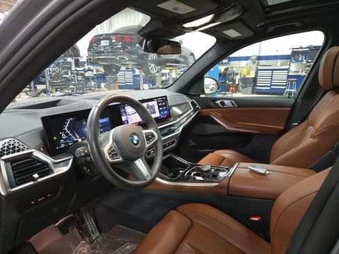 Used 2025 BMW X5 xDrive40i w/ M Sport Package image 3