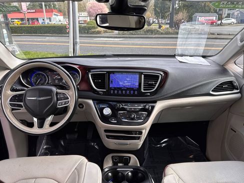 Used 2017 Chrysler Pacifica Limited image 56