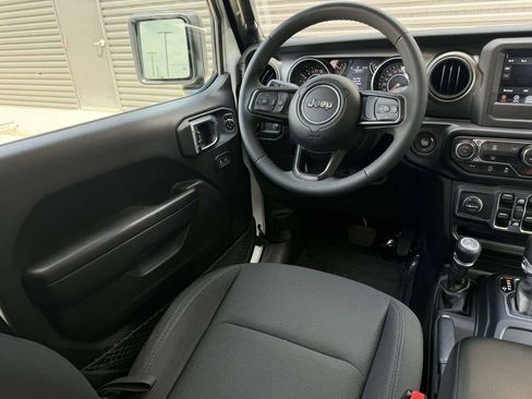 Used 2023 Jeep Gladiator Sport AWD/4WD image 7