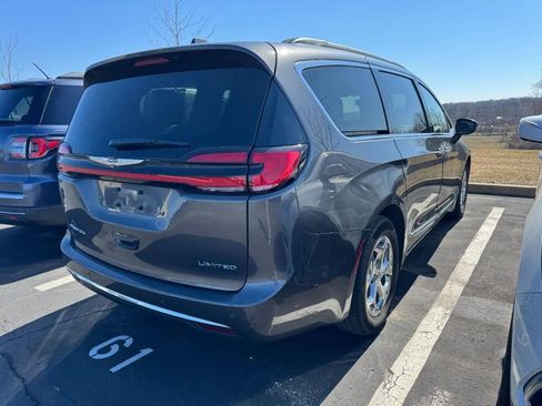 Used 2022 Chrysler Pacifica Limited image 2