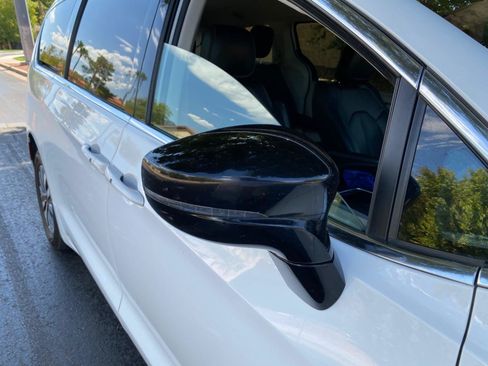 Used 2024 Chrysler Pacifica Limited FWD image 9