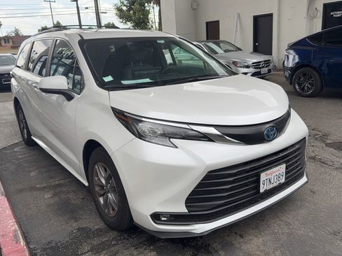Used 2025 Toyota Sienna XLE w/ XLE Plus Package FWD image 1