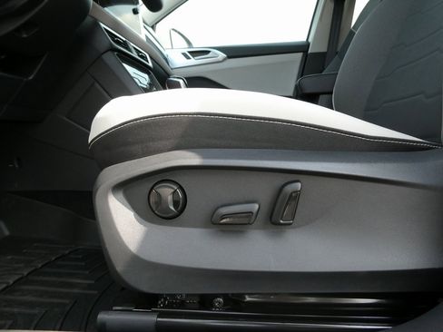 New 2025 Volkswagen Taos SE image 8