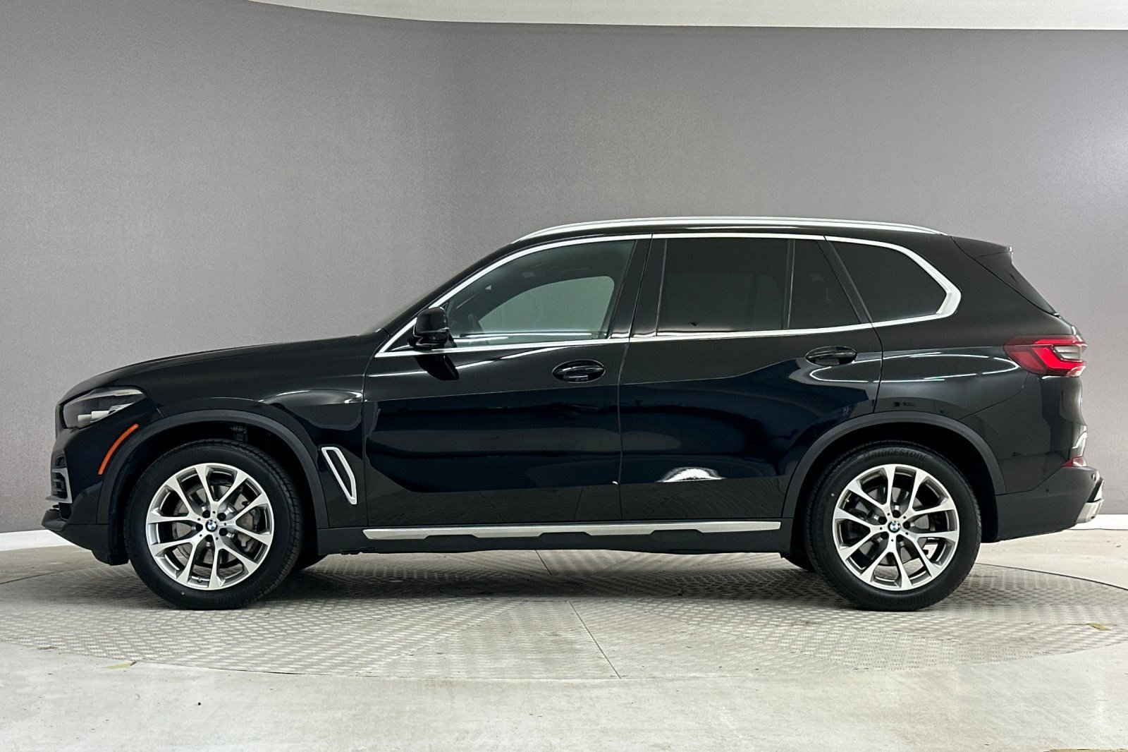 Certified 2023 BMW X5 xDrive40i w/ Premium Package AWD/4WD image 2