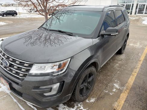 Used 2016 Ford Explorer XLT w/ Equipment Group 202A image 3