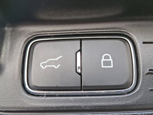 Certified 2022 Ford Explorer XLT image 28