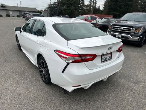 Used 2020 Toyota Camry SE image 6