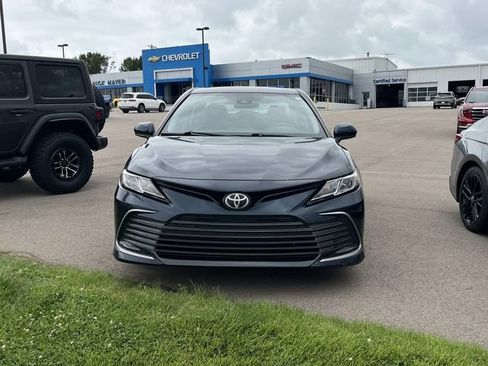 Used 2021 Toyota Camry LE FWD image 5