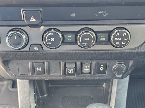 Used 2019 Toyota Tacoma TRD Sport image 27