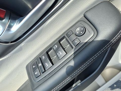 Used 2023 Chrysler Pacifica Touring-L FWD image 16