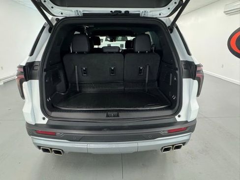 Used 2025 Chevrolet Traverse LT w/ Driver Confidence Package image 7