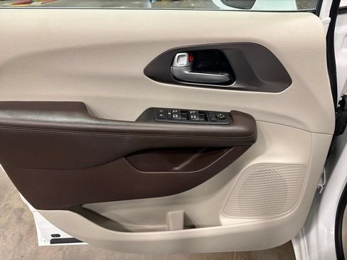 Used 2017 Chrysler Pacifica Touring-L Plus w/ Tire & Wheel Group FWD image 15