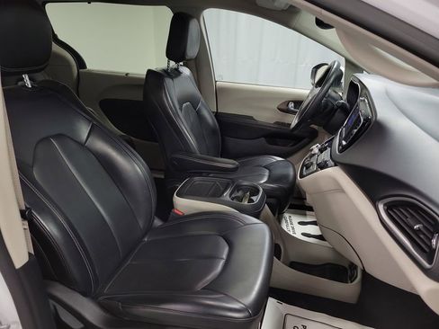 Used 2021 Chrysler Voyager Lxi image 27