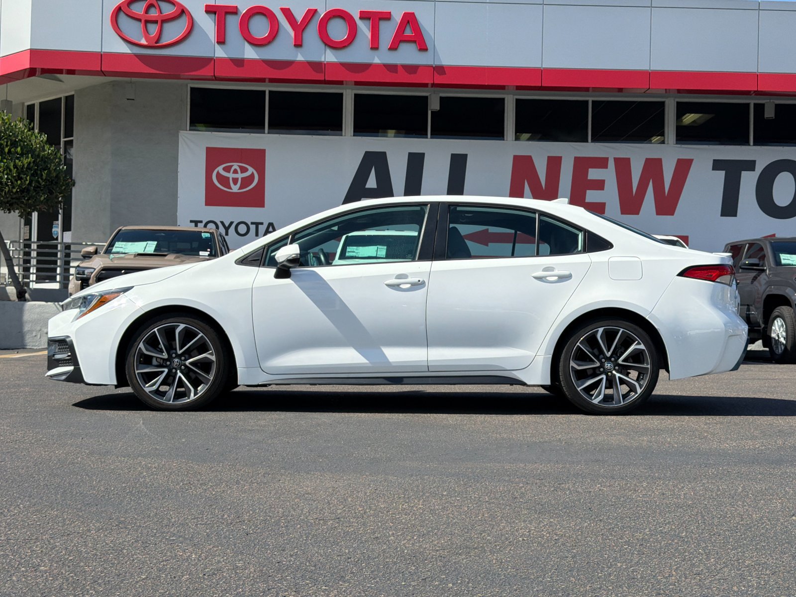 Used 2020 Toyota Corolla SE w/ SE Premium Package FWD image 2