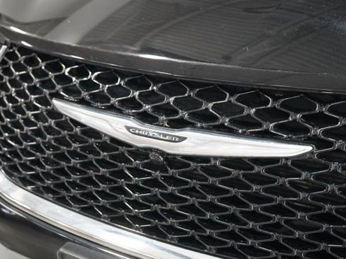 Used 2024 Chrysler Pacifica Touring-L image 11