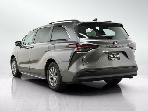 Used 2026 Toyota Sienna XLE FWD image 3