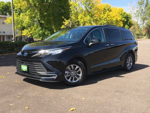 Used 2022 Toyota Sienna XLE FWD image 1