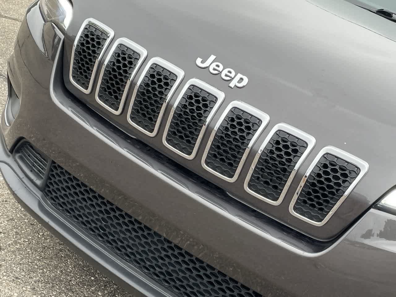 Used 2019 Jeep Cherokee Latitude Plus w/ Comfort/Convenience Group FWD image 30