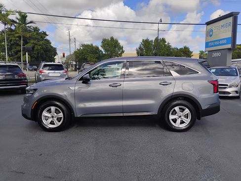 Used 2023 Kia Sorento LX image 2