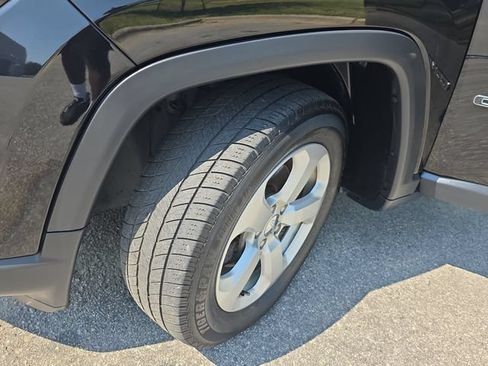 Used 2018 Jeep Compass Latitude FWD image 32